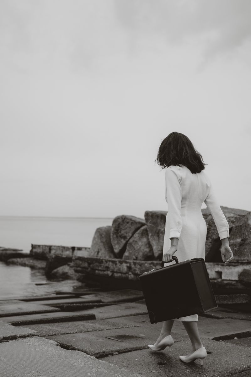 © Anna Chekryshova - Image from the the heavy baggage she left behind photography project