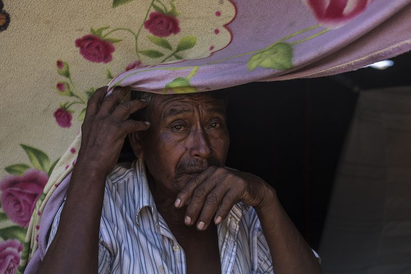 © Diego Oliver - Andrés Vilchez Vilchez (65) has 5 sons. He now lives in a precarious hut build with quilts to shadow his family.