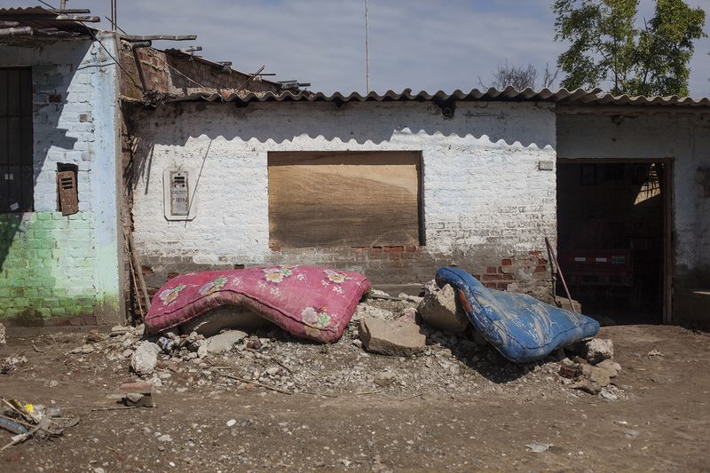 © Diego Oliver - Drying mattresses are outside every house that stood up to the force of the current.