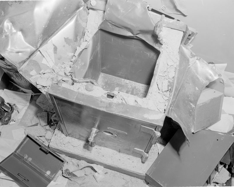 © Yan Shi - The damaged safe