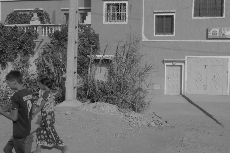 © Laura Riva - Image from the Sans titre (Foto dal finestrino), an attempt at street photography in movement photography project