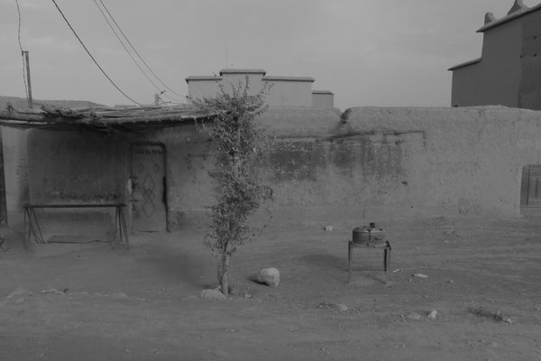 © Laura Riva - Image from the Sans titre (Foto dal finestrino), an attempt at street photography in movement photography project