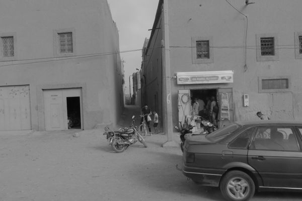 © Laura Riva - Image from the Sans titre (Foto dal finestrino), an attempt at street photography in movement photography project