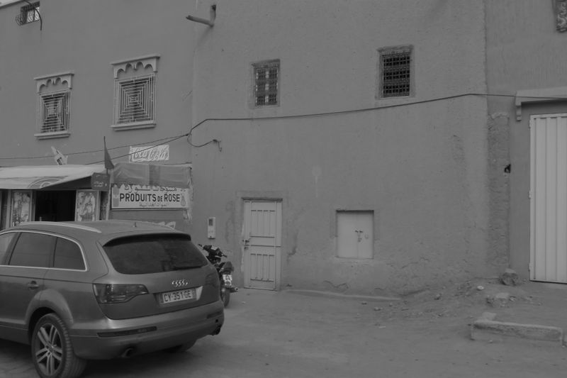 © Laura Riva - Image from the Sans titre (Foto dal finestrino), an attempt at street photography in movement photography project