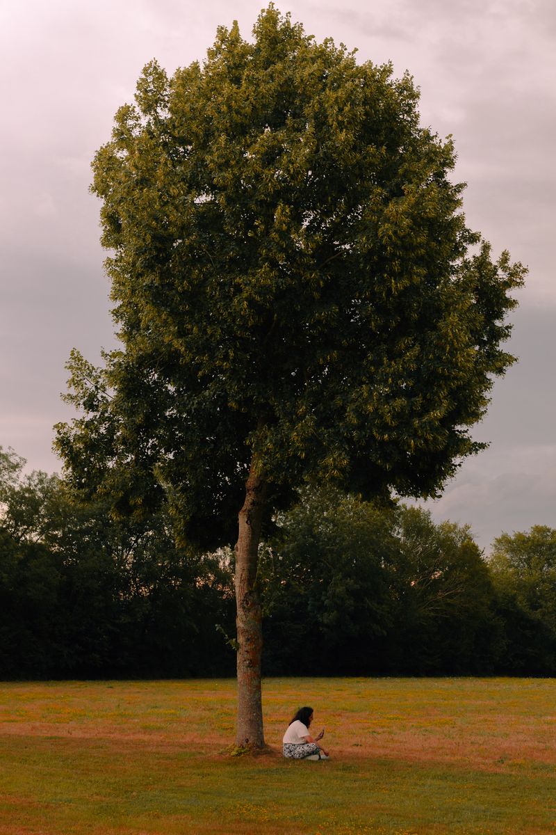 © Olivia de Villaine - Every evening, Parastoo calls her parents. Here, from under a tree.