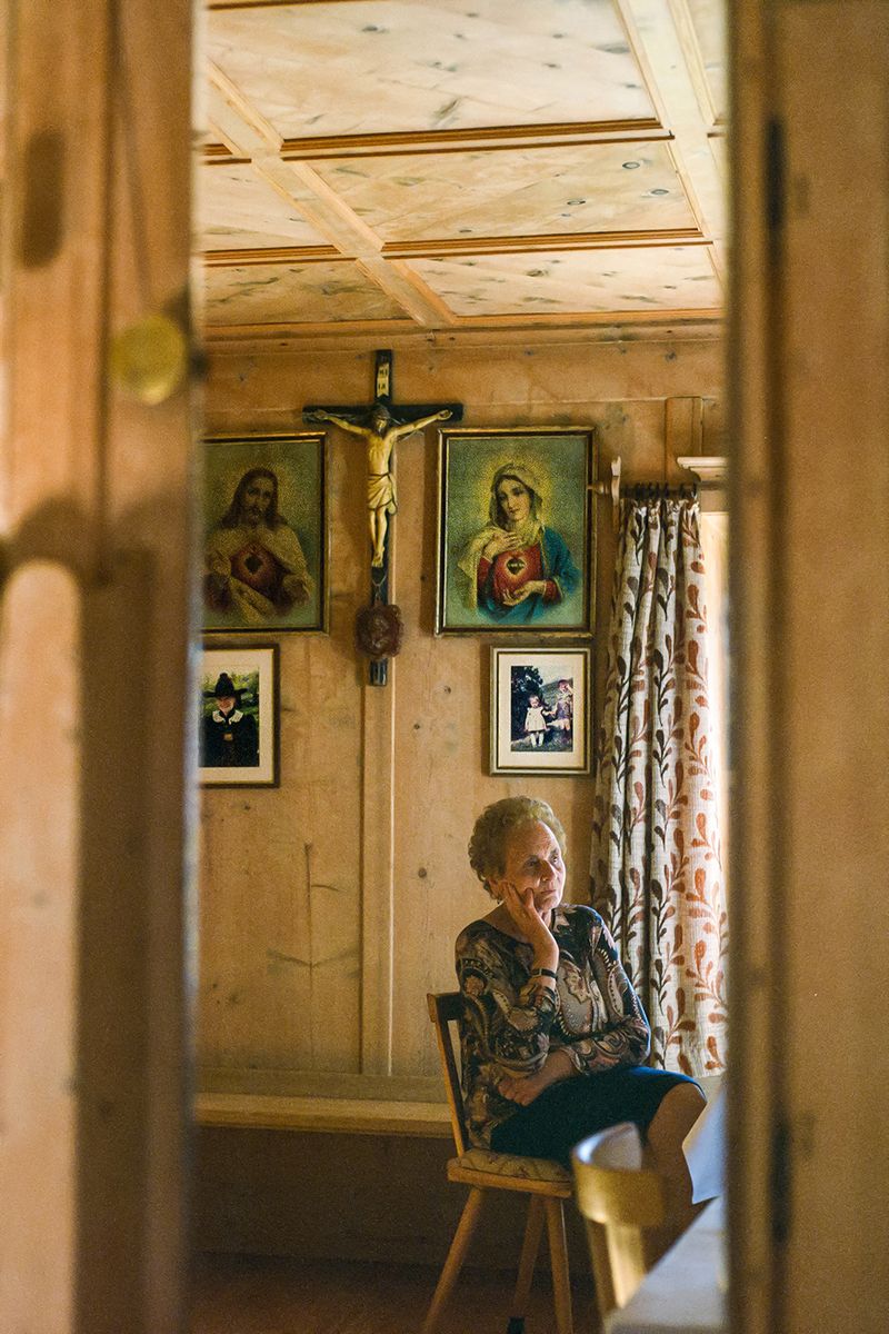© Claudia Mann - Anna Crazzolara, 79, in her stüa, a family room heated by a stove, where she sews and prays.