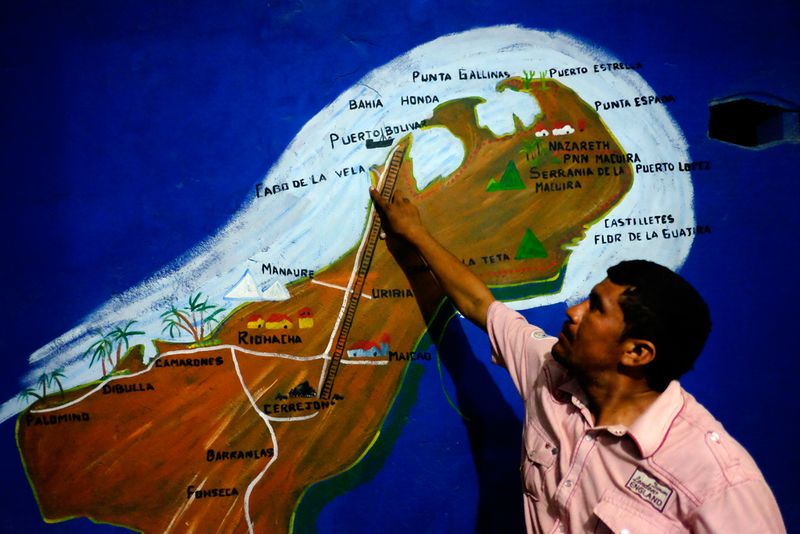 © Santiago Escobar-Jaramillo - Fidel Pushaina, who helped wrapping the concrete structure, points the area where the project was made.
