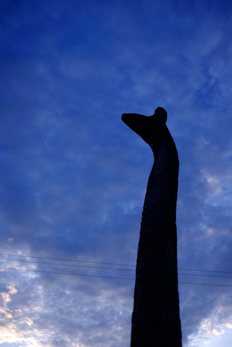 © Santiago Escobar-Jaramillo - Wood pole as an abstraction of the nose of the elephant.