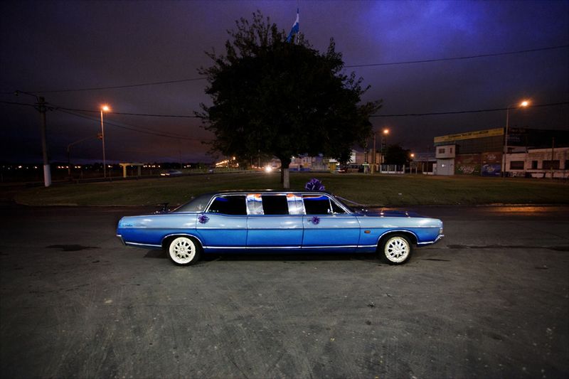 © Myriam Meloni - A Ford Fairlane from 1972, transformed into a limousine, wanders around the streets of Buenos Aires.