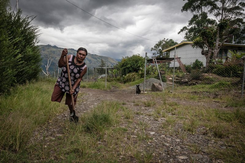 © Vlad Sokhin - Image from the Crying Meri. Violence Against Women in Papua New Guinea photography project