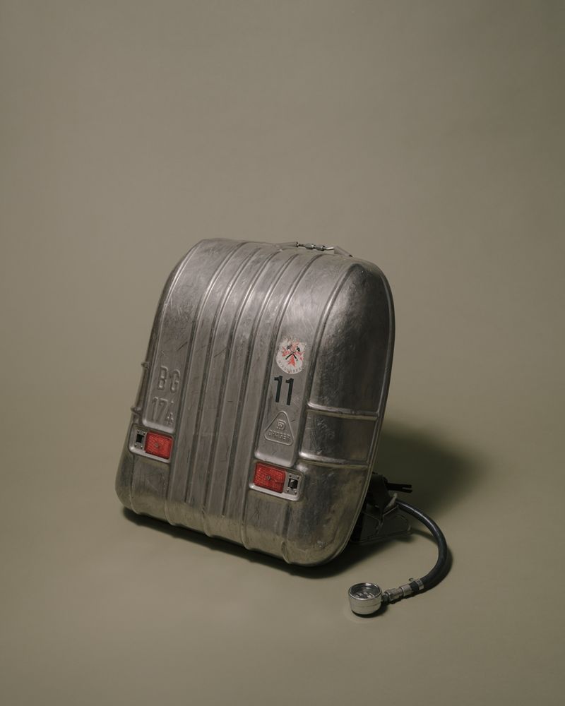 © Arne Piepke - The backpacks contain breathing apparatus and coolers, and weigh around 20kg.