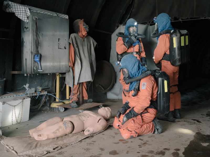 © Arne Piepke - The troops of four to five men practice recovering comrades. This is simulated with a dummy.