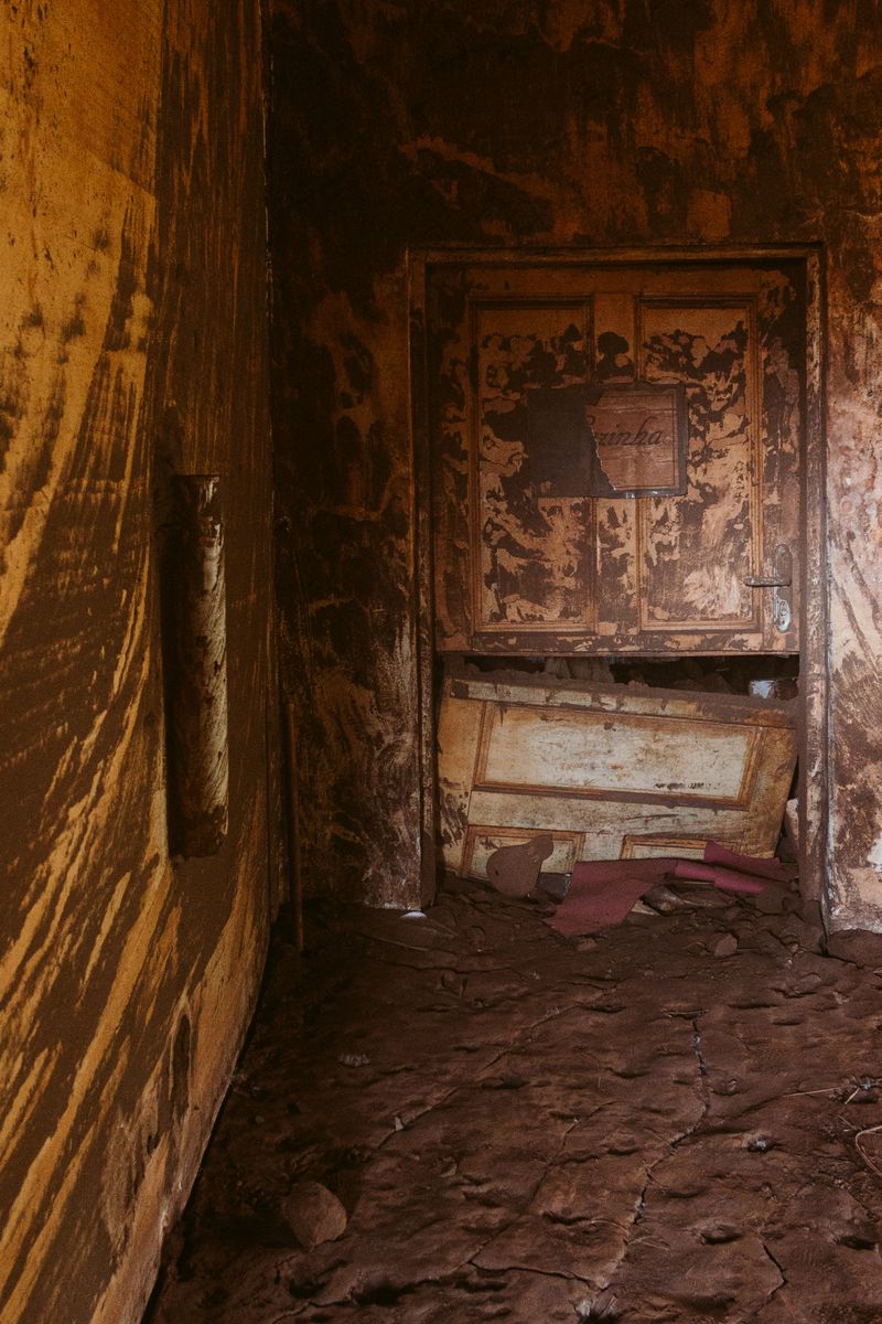© Fernanda Brandão - The dry mud inside the Paracatu de Baixo Municipal School.