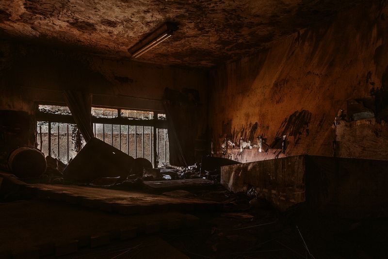© Fernanda Brandão - One of the classrooms of Paracatu de Baixo Municipal School covered by dry mud.