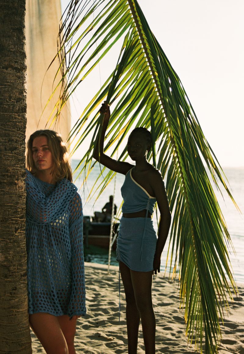 © Ashley Swinton - Lois & Gabbi