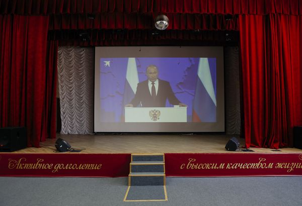 © EDUARD KORNIYENKO - Image from the Walls of Putin photography project