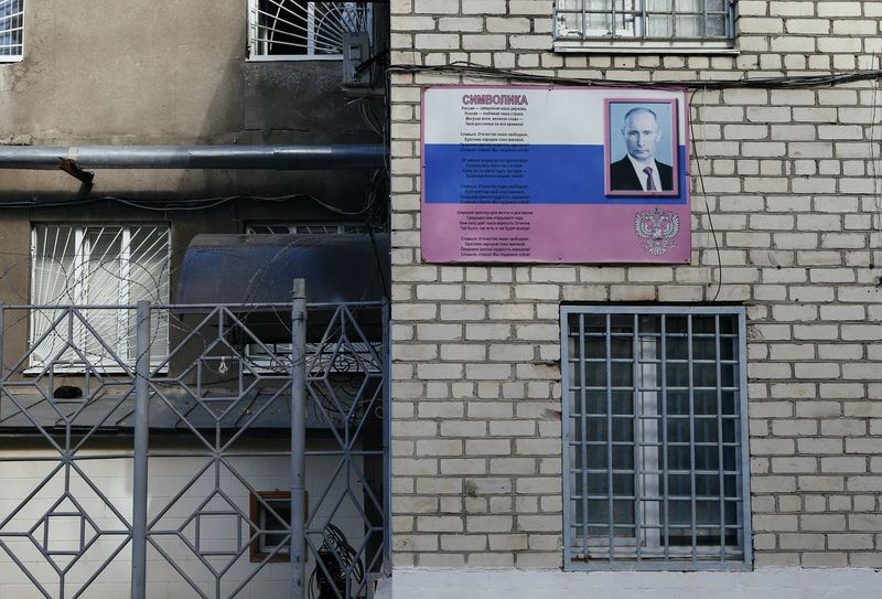 © EDUARD KORNIYENKO - Image from the Walls of Putin photography project