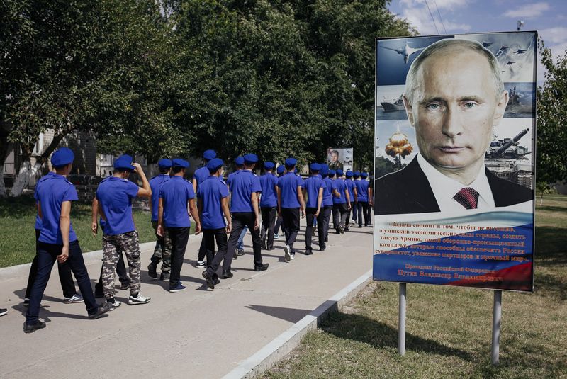 © EDUARD KORNIYENKO - Image from the Walls of Putin photography project