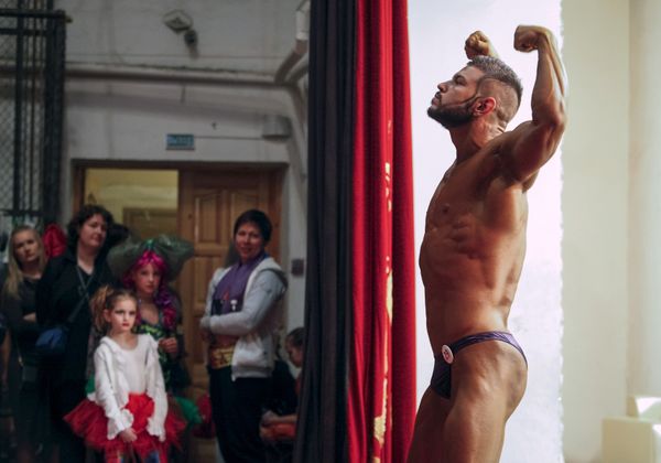© EDUARD KORNIYENKO - A participant poses during a regional bodybuilding championship in Stavropol, southern Russia, April 10, 2016.