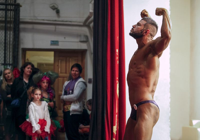 © EDUARD KORNIYENKO - A participant poses during a regional bodybuilding championship in Stavropol, southern Russia, April 10, 2016.