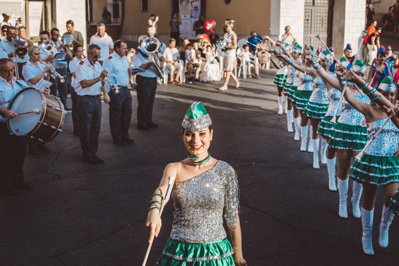 © Agnese Morganti - Faleria (Viterbo). The leader of Majorettes Compatrum guides her team's performance in piazza Garibaldi.