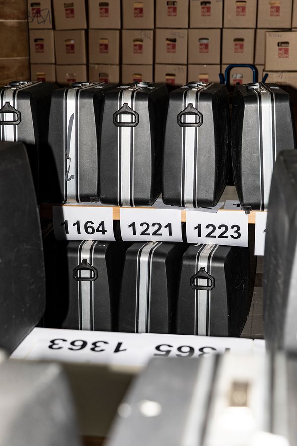 © Lukas Ratius - Suitcases with ballot papers from the Saarbrücken electoral districts for the mayor runoff in Saarbrücken town hall