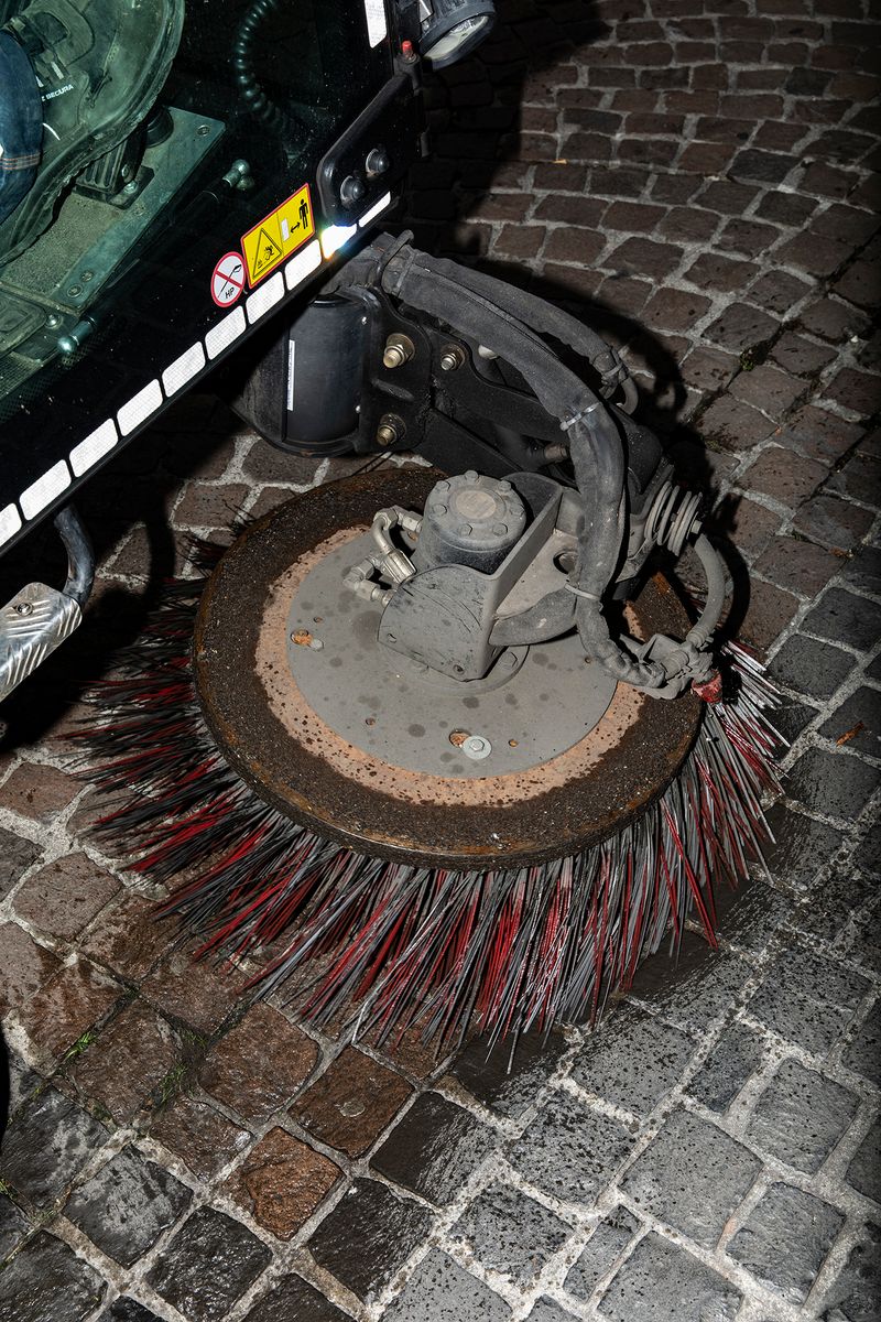 © Lukas Ratius - Sweeper of the municipal waste disposal company during street cleaning in Saarbrücken