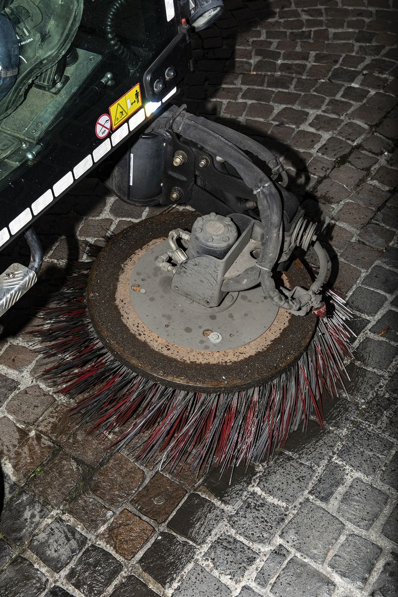 © Lukas Ratius - Sweeper of the municipal waste disposal company during street cleaning in Saarbrücken