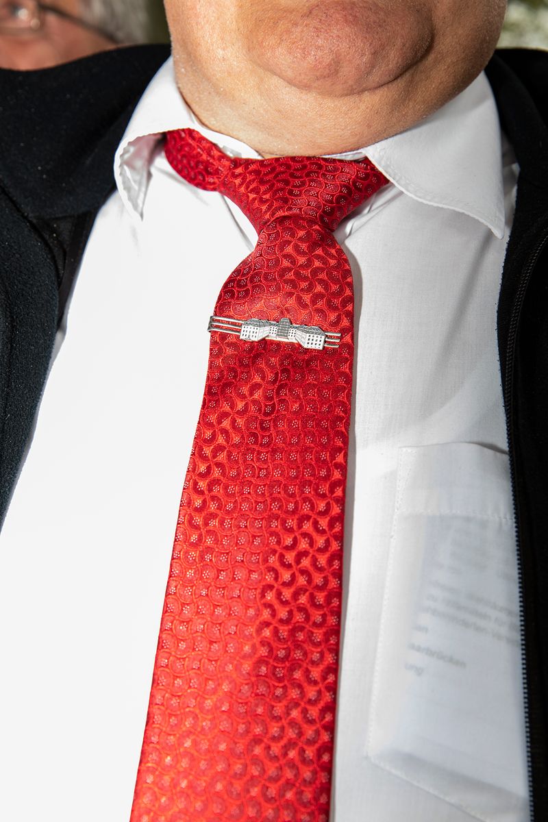 © Lukas Ratius - Brooch of the Saarbrücken Castle on the tie of a member of the Saarbrücken Regional Association