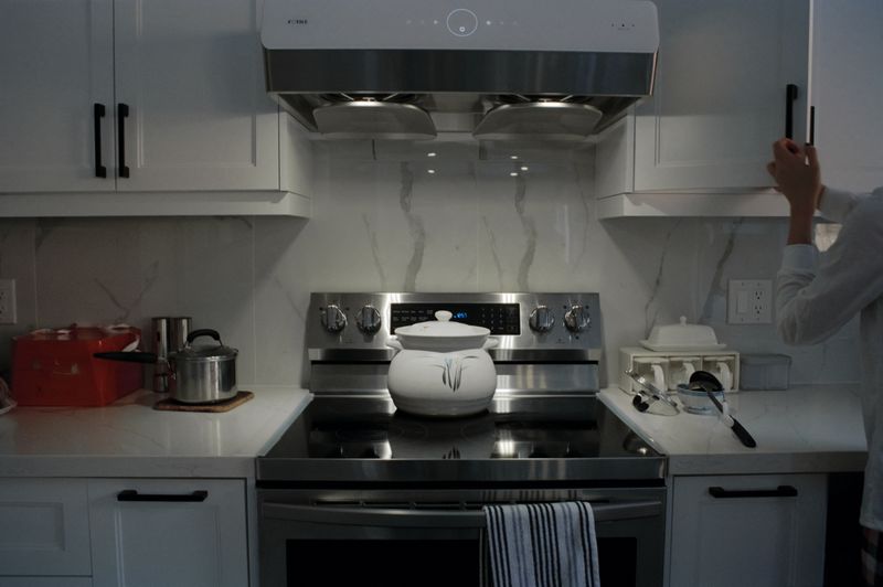 © Hailey Ip - Image from the Yes, dinner tomorrow at home photography project