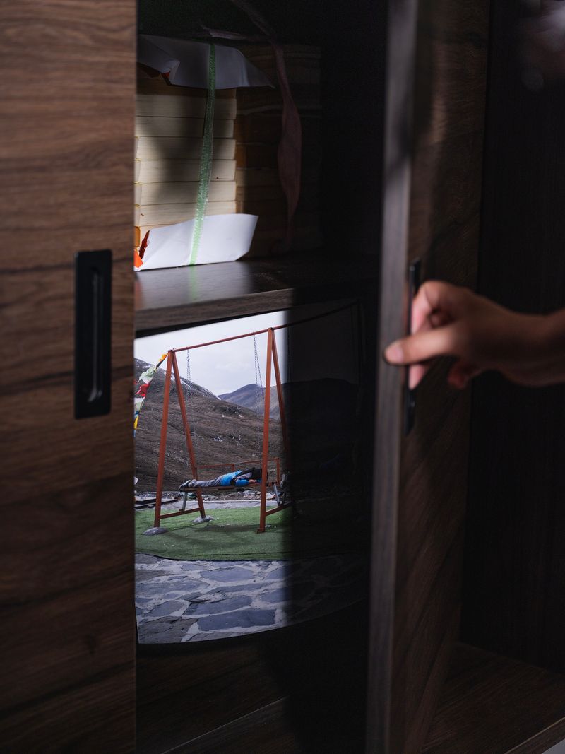 © Pang Hai - Images in the cabinet.