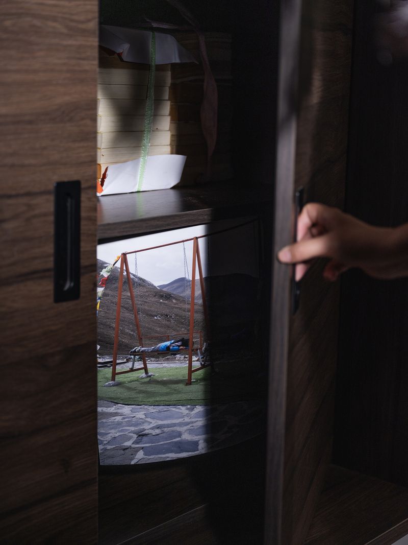 © Pang Hai - Images in the cabinet.