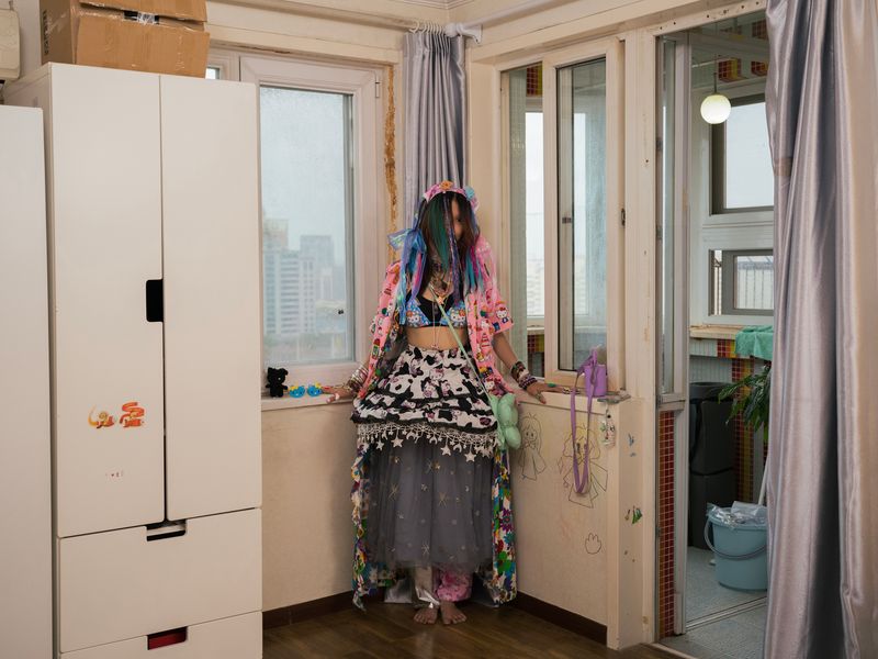 © Pang Hai - A woman without shoes  :She never wears shoes when going outside. Dressing up in that way makes her feel unique.