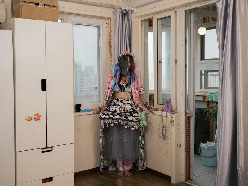 © Pang Hai - A woman without shoes  :She never wears shoes when going outside. Dressing up in that way makes her feel unique.
