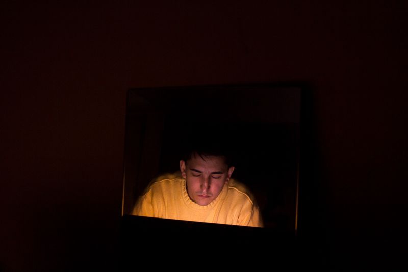 © Cecilia Antón - Pedro Pennacchi mira una imagen de su hermana y piensa que el tiempo no ha pasado. Hace 10 años que Florencia desapareció.