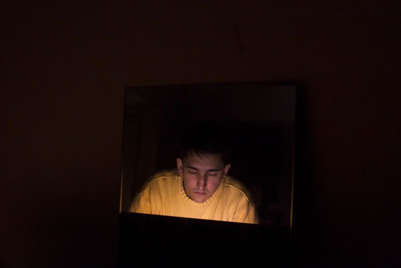 © Cecilia Antón - Pedro Pennacchi mira una imagen de su hermana y piensa que el tiempo no ha pasado. Hace 10 años que Florencia desapareció.