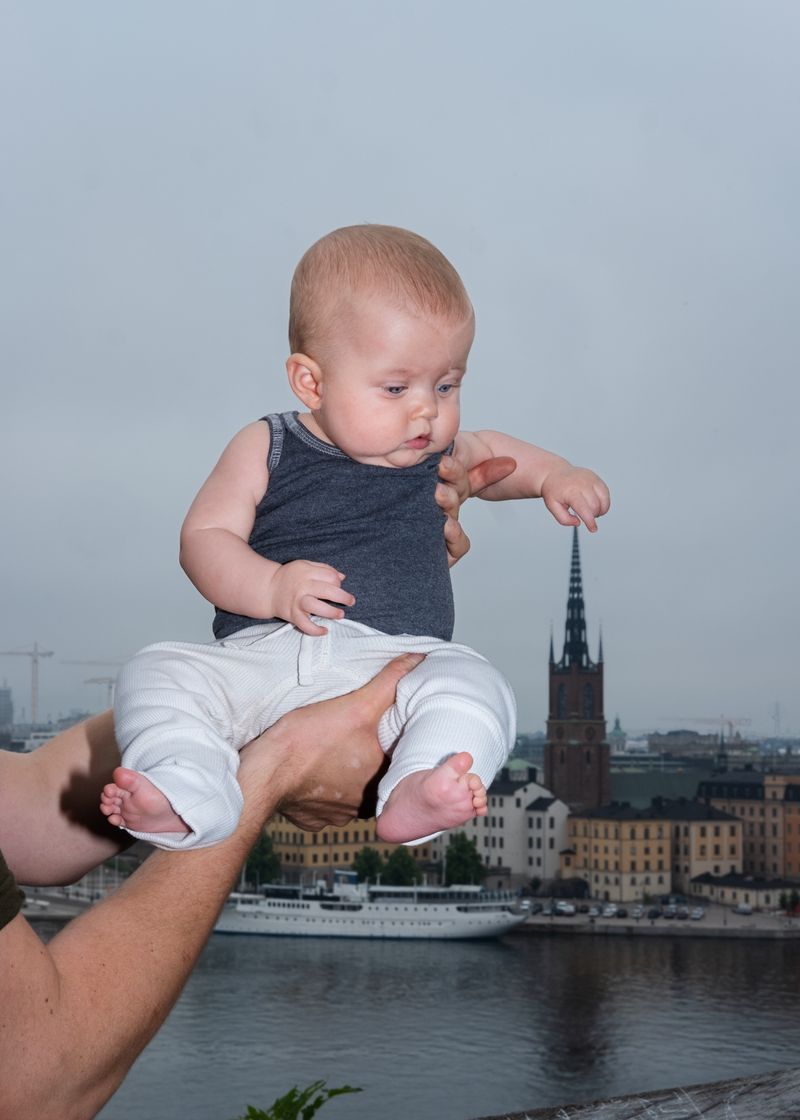 © Linda Forsell - Fanta learning to be a proper tourist, in front of the Riddarholmen church.