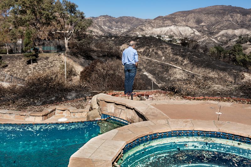 © Anastasia Samoylova - Resident of the Porter Ranch neighborhood looks over the burnt down canyon in Santa Clarita, CA