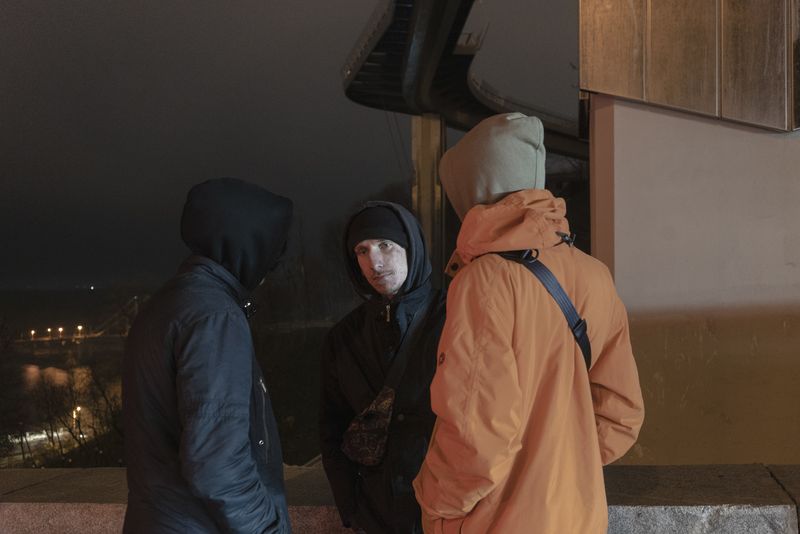 © Gerd Waliszewski - Dima and friends at the Glass Bridge in Kyiv, which was struck by a Russian rocket in October 2022.