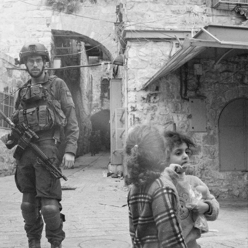 © Fabrizio Bilello - IDF soldiers escort Israeli settlers into Al-Khalil old town, forcing Palestinians to shut down shops.