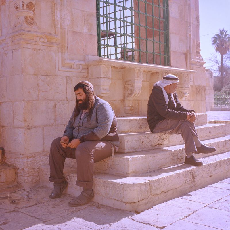 © Fabrizio Bilello - A Jewish man and a Muslim man sit near the Al-Aqsa Mosque. Jerusalem, December 2024.