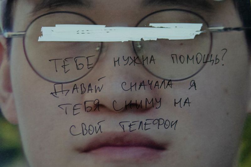 © Ihor Dudnyk - Phrase translation: Need any help? Let's just take your picture first