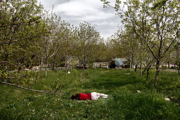 © sima choubdarzadeh - The man is thrown at the world