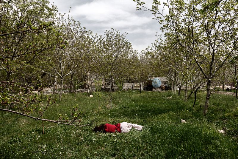 © sima choubdarzadeh - The man is thrown at the world.