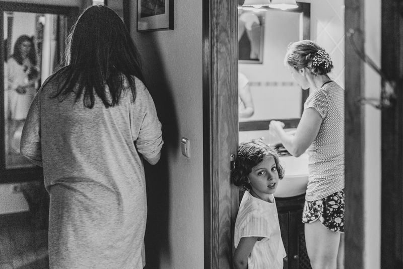 © Bego Amare - Aunt Maria running to find her dress, mum 's make up time, and Manuela's resignation