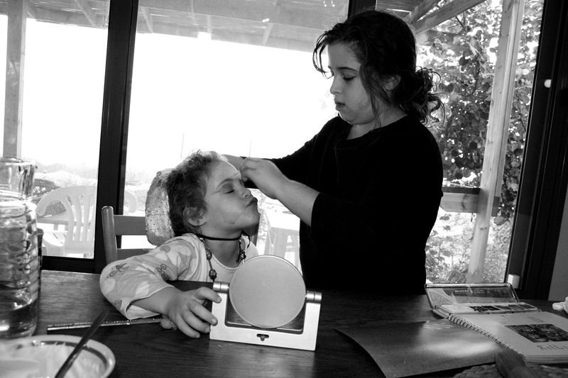 © Noa Sheizaf - Sisters - 2011