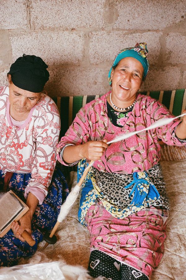 © Annissa Durar - Carding the Siroua wool—a long process that prepares it for spinning into thread