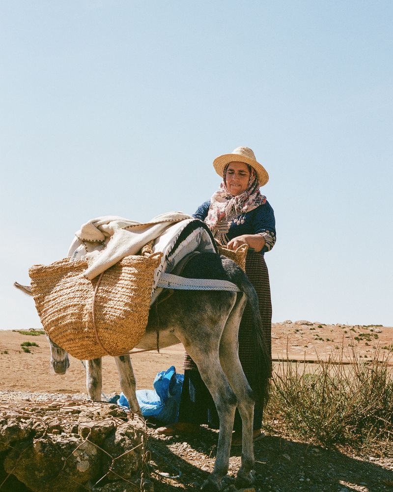 © Annissa Durar - Gathering clay from the earth with Zhour, with the help of her donkey