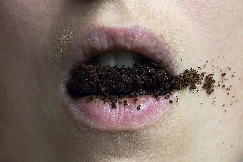 © Mariia Kokunova - Mouth filled with earth