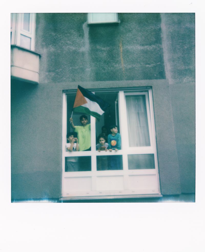 © Shirin Abedi - Children hold a flag of Palestine in solidarity with the marching protesters in the streets of Berlin.